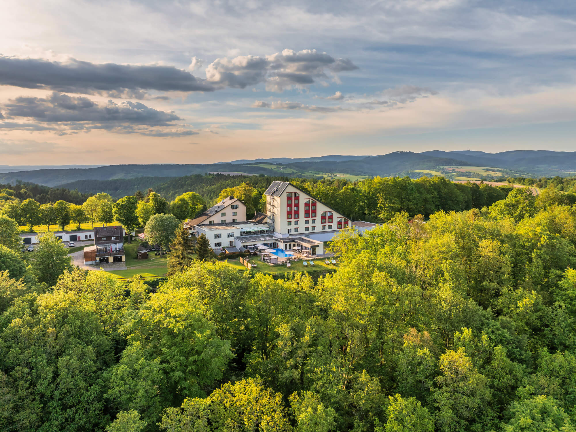 Luftaufnahme mit waldreicher Landschaft
