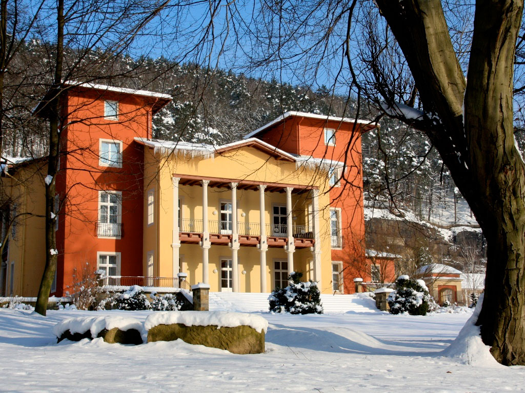 Außenansicht im Winter mit Schnee und Eiszapfen