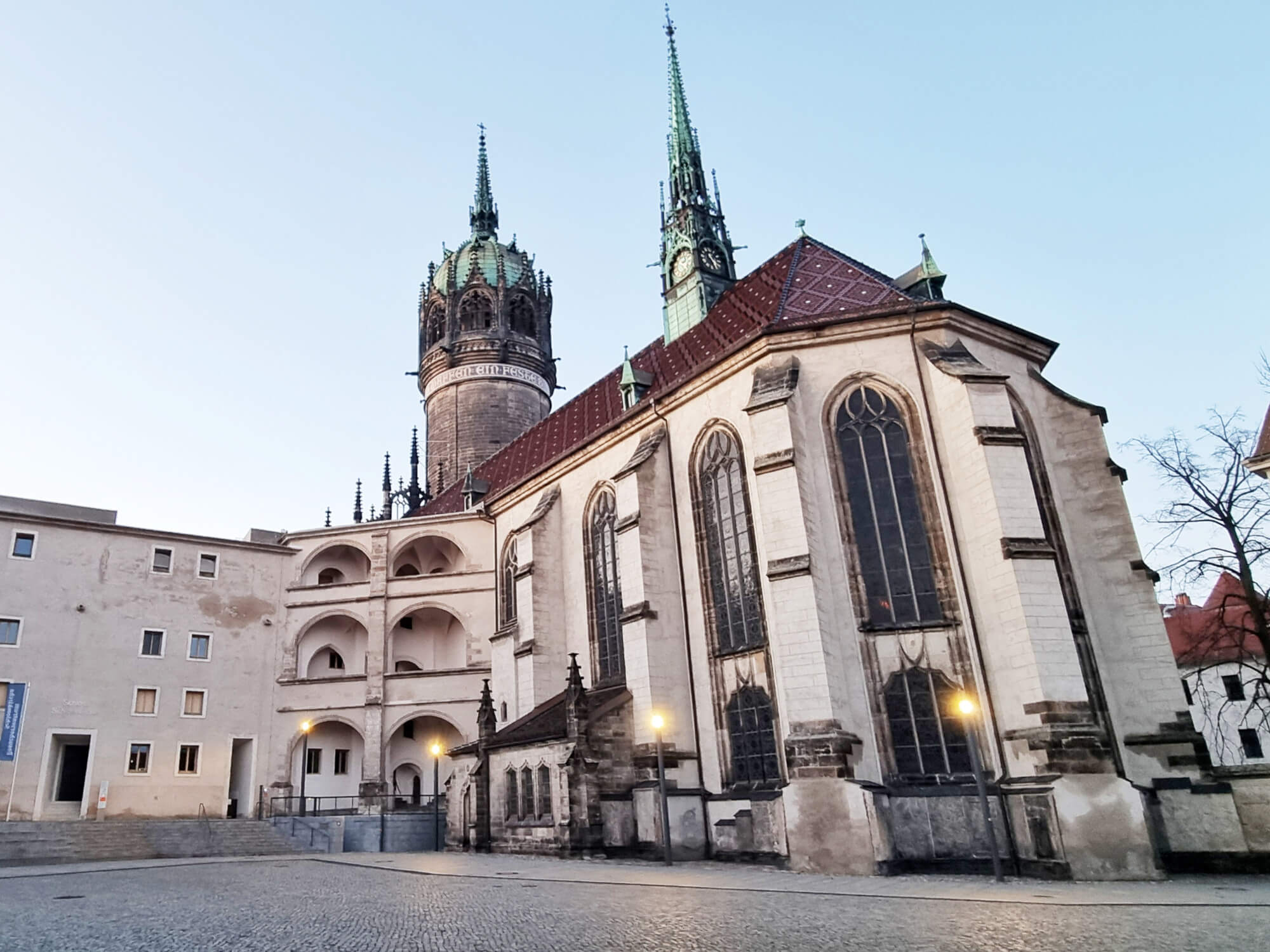 Schlosshof mit Blick auf Schloss und Schlosskirche in Lutherstadt Wittenberg