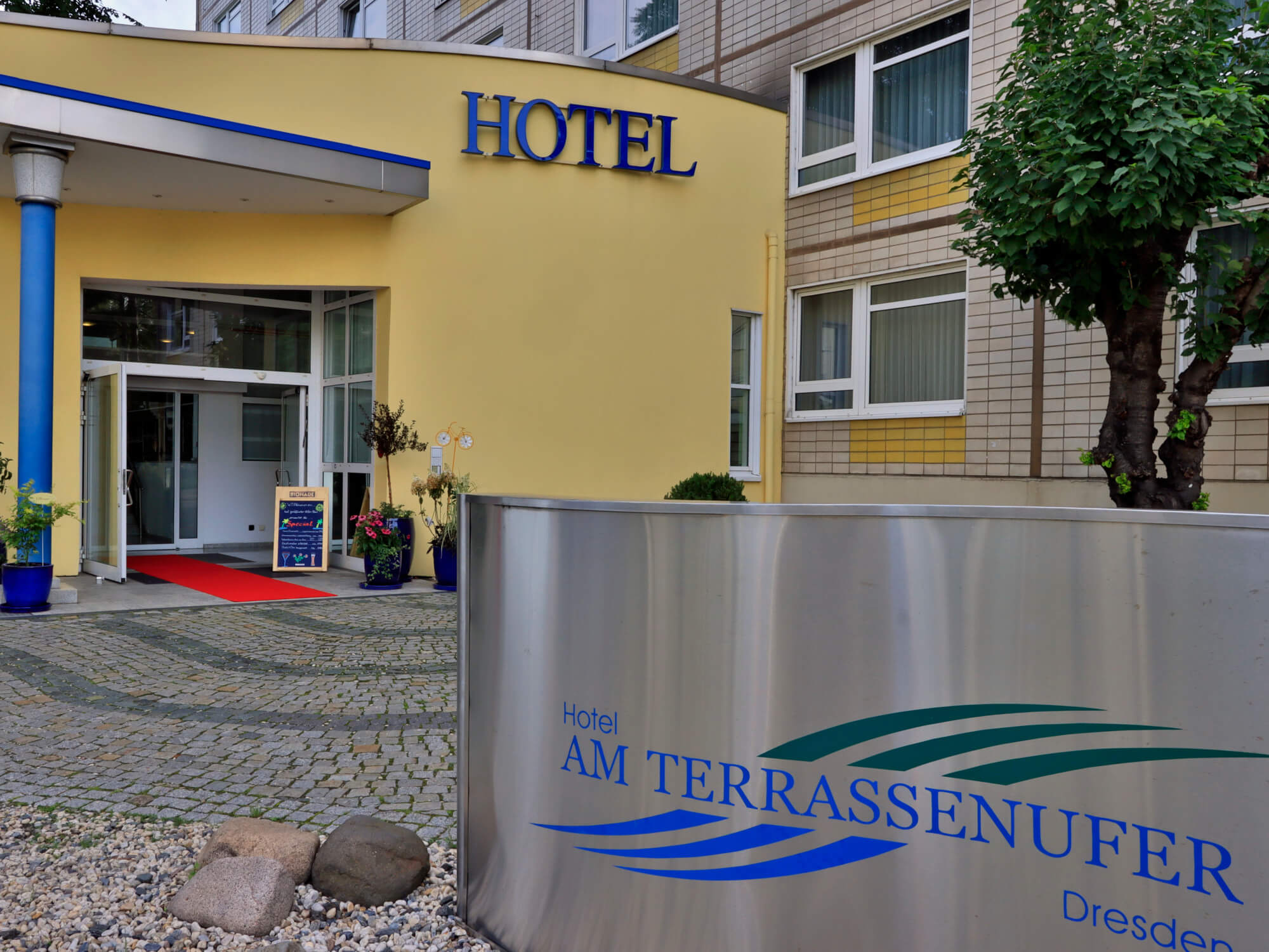 Eingang vom Hotel Am Terrassenufer Eingangsbereich