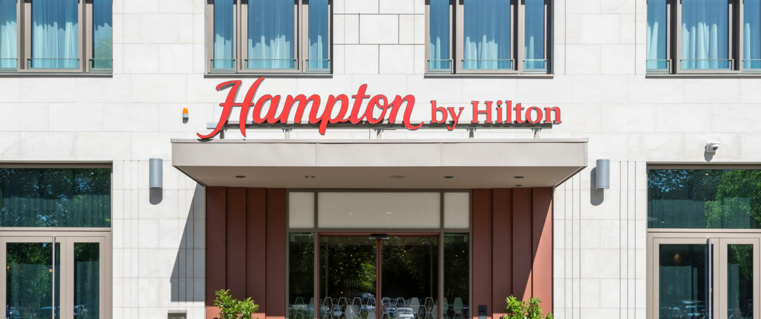 Hoteleingang vom Hampton by Hilton Dresden Hoteleingang