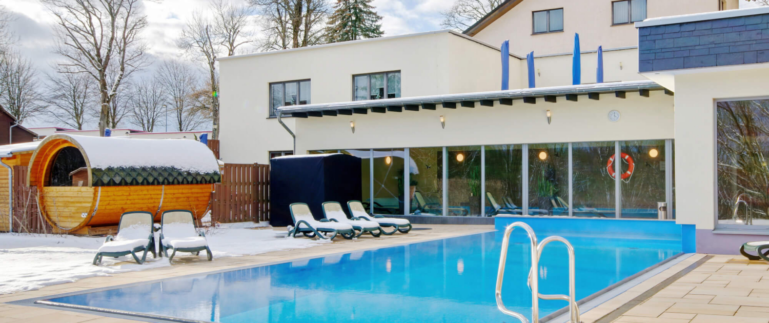 Außenpool im Winter vom Aktiv und Vital Hotel Thüringen Außenpool im Winter vom Aktiv und Vital Hotel Thüringen